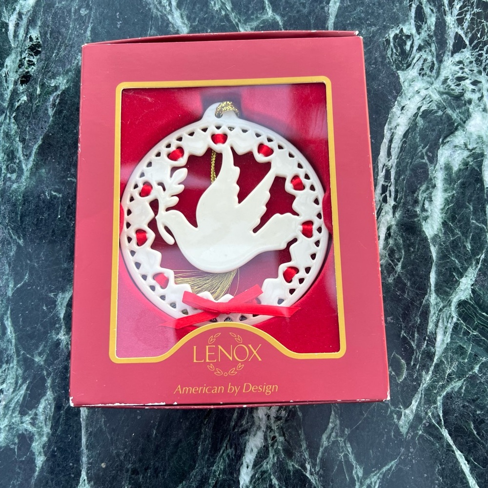 LENOX 2011 CHRISTMAS WRAPPINGS DOVE ORNAMENT